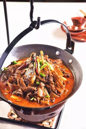  p>三干吊锅焖老鸭是由净土鸭肉,茄子干等制作的一道家常菜. /p>