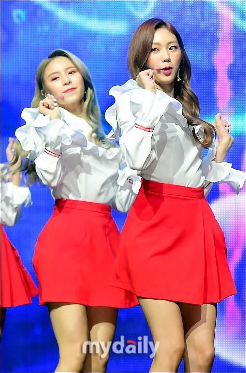 韩国女团clc发新专辑 红裙可爱活泼