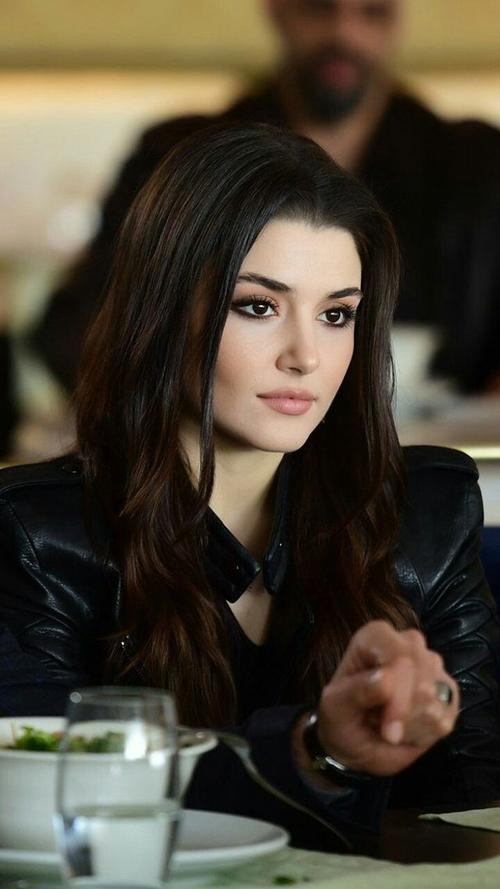 2013年,她开始活跃在土耳其演艺界.