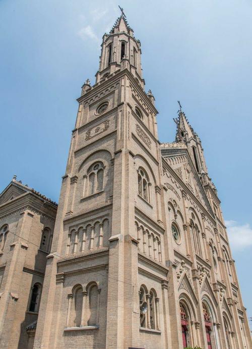 天主教堂建于1937年,被称为中国四大天主教堂,其他三个是青岛,广州