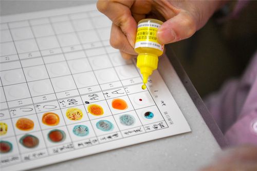 检测血型.一切检查就绪,刘昕璐准备献血,摆出"胜利"手势.