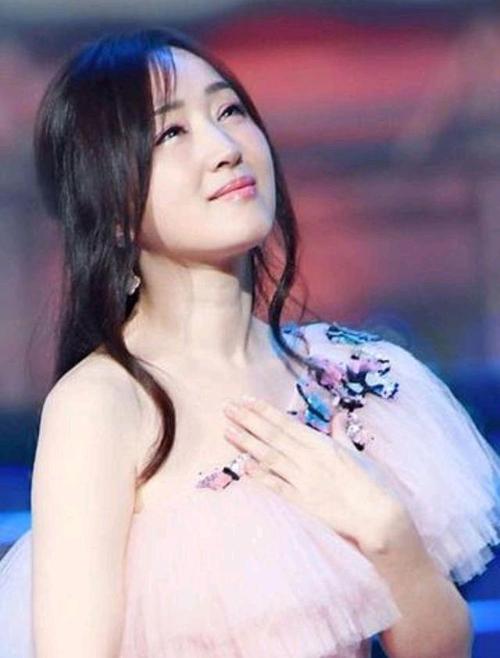 49岁杨钰莹发近照,当初的甜歌皇后,为什么如今成了"