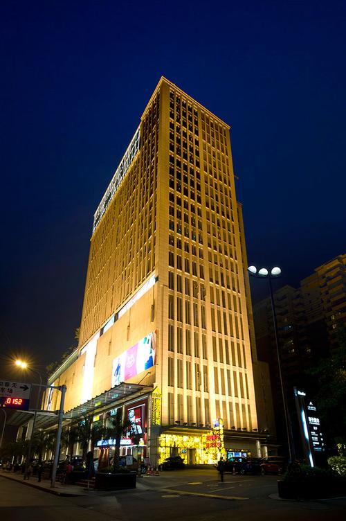 成都仁和春天百货(光华店)(光的体量)