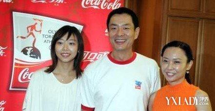 与濮存昕在一次演出中相识,而后相恋到结婚,当时宛萍是四个兜的营级