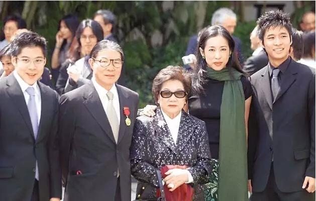 中间三位左起分别为:霍震霆,霍震霆母亲吕燕妮,朱玲玲