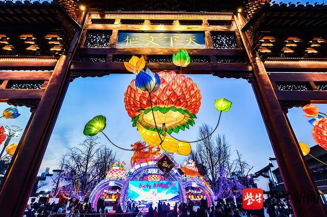 【视频】花灯上,映笑靥,秦淮灯会今晚"满血回归"