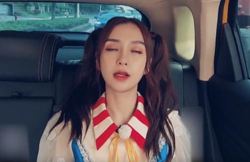 baby录跑男在车上累到睡着,镜头直接怼着脸拍,这五官太不真实