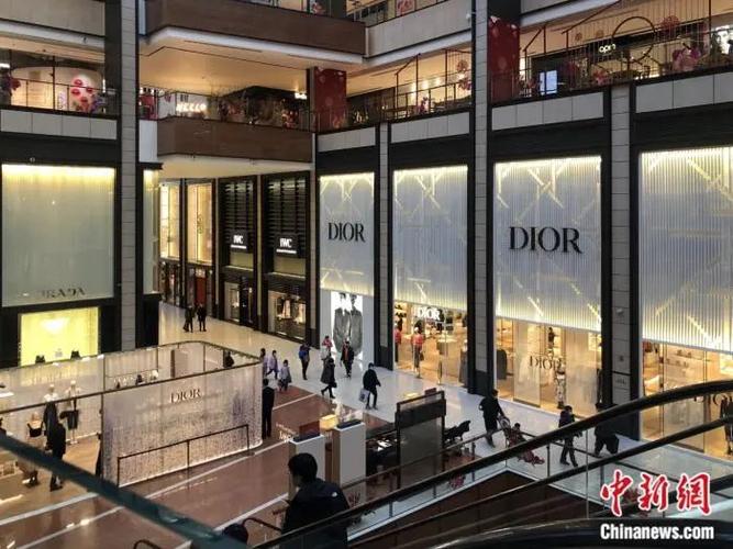 奢侈品专柜排长龙,都是谁在抢购香奈儿,lv?