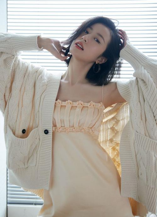 周雨彤美图橘色吊带裙写真