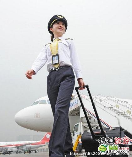 80后女主播赵楠变最美女飞行员 酷似佟丽娅胡静(组图)