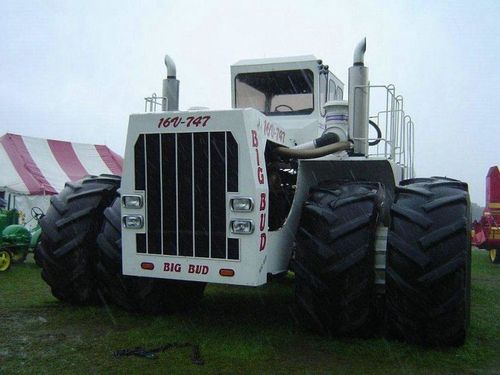 世界最大的拖拉机,价值2000多万,轮胎比人都高,耕地场面更