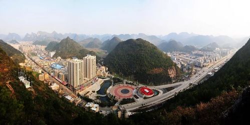 水,鸟,林,泉,洞,寨为一体, 是全国唯一的水上杜鹃花海湖泊, 贵州省