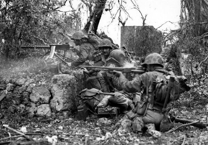 二战老照片太平洋战场上的贝里琉岛战役极为血腥极为激烈