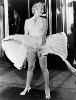 玛丽莲梦露-《七年之痒》 当梦露扬起裙角的那一瞬间,仿佛是整个世界