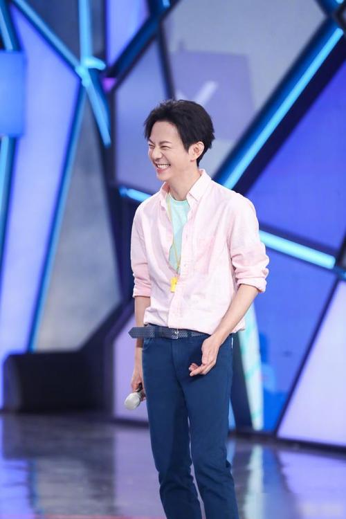 何炅穿白衬衫背精致小包上班,背影似清俊少年,脚上的拖鞋太抢镜