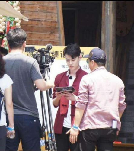 和孙红雷退出了,雷佳音,岳云鹏,迪丽热巴这三位新成员作为固定嘉宾,新