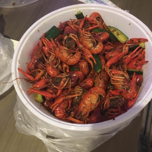 跟我爹点了小龙虾  啊啧啧啧啧  味道还阔以  十三香加多了感觉  傲娇