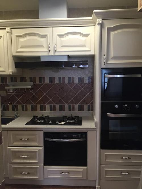 定制的橱柜具有独特的样式,内嵌的消毒柜和烤箱,从而充分的利用了空间