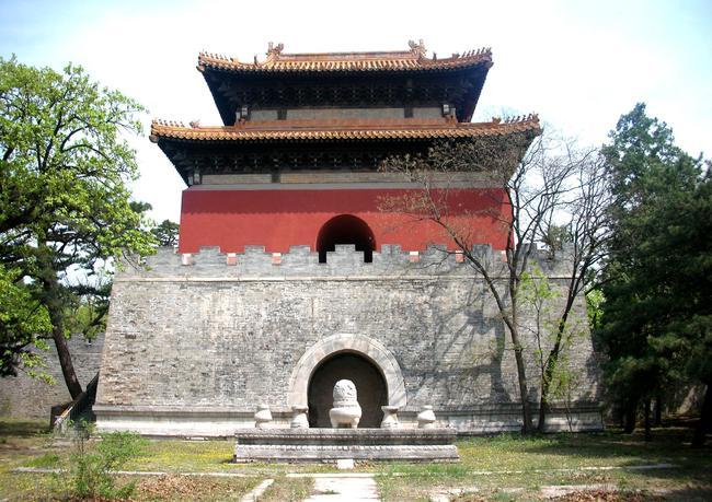 四山云从,拜服归顺,左顺右归,叠叠如端庄美女,贵贱从夫鸟瞰献陵,太行