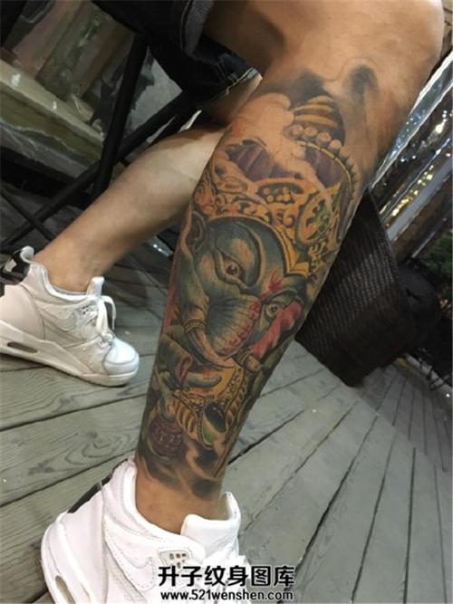 男性小腿外侧传统彩色象神纹身