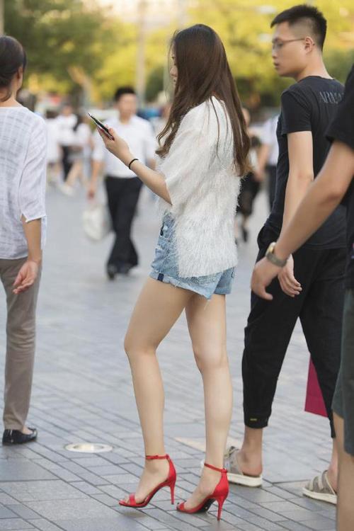 街拍美女简单舒适的短裤穿搭个性显高让你的气质更显靓丽
