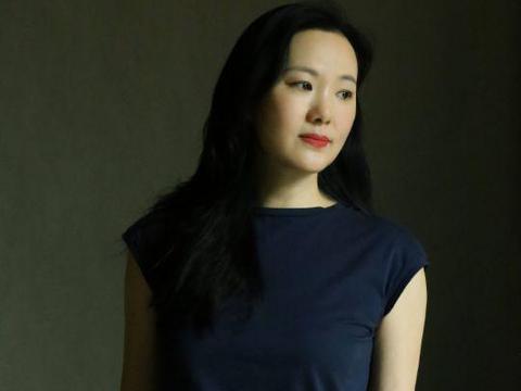 50岁咏梅是真优雅,穿真丝印花长裙配自然卷发,时髦减龄又显气质