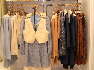 歌迪丝女装店内产品陈列