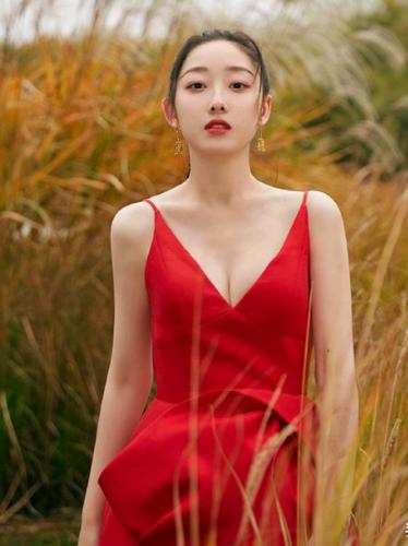 蒋梦婕将裙子穿出旗袍感,肤色跟背景融为一体,网友:曲线简直了