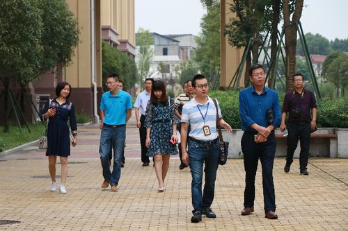 胡娜/文,图   9月20日上午,大英中学校长李隆全携该校行政班子一行10