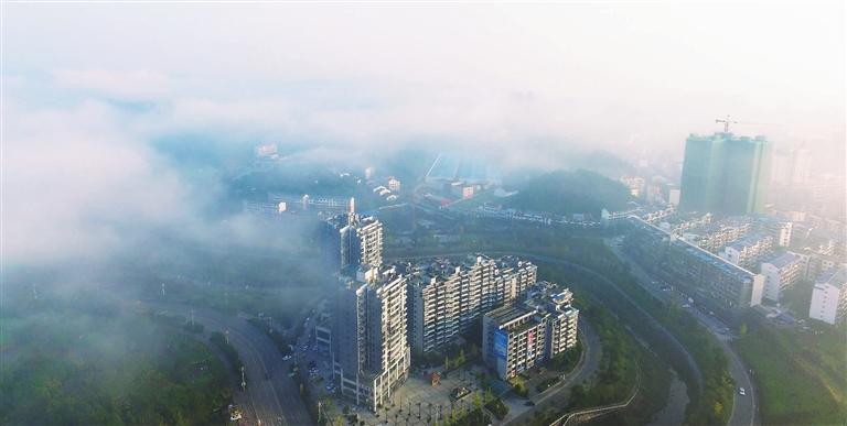 云雾缭绕中的蓬溪县城  吕洪波/航拍