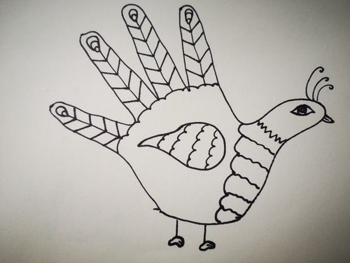 在手掌及四根手指上画出你想画的线条造型.