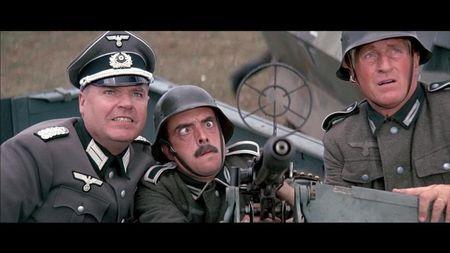 这就是虎口脱险, 最后的场景,英国飞行员和法国人乘坐滑翔机(没有动力