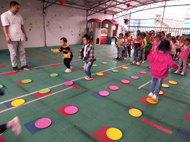 活动目标 : 发展幼儿双脚行进向前跳的基本动作,增强幼儿腿部力量