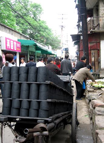 与昙华林相连的得胜桥上卖煤的板车