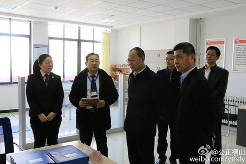 在门楼法庭,尹院长听取了福山法院关于新法庭建设的前期进展情况的