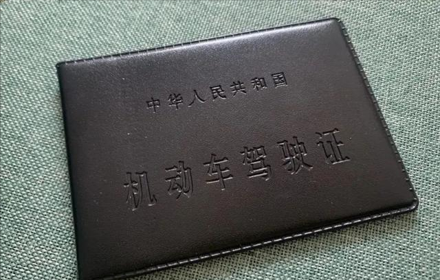 c2是自动挡驾驶证,c1是手动挡驾驶证,两者最大的区别是c1可以驾驶