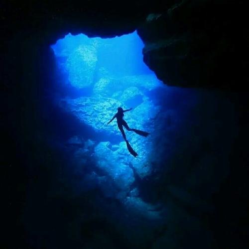 蓝洞位于塞班岛的东北角,是一个著名的潜水点,可以发堀奇异的海底