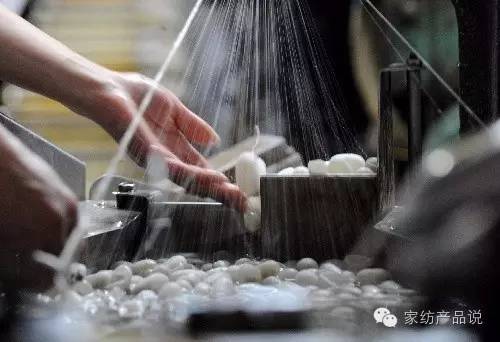 煮茧使茧丝相互间的胶着力减弱,有利于缫丝,是制丝过程的一个重要工序