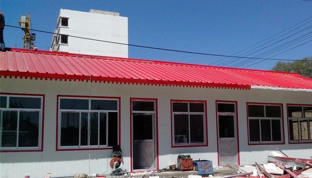 奉劝大家一句:甭管搭什么房子,不要选彩钢瓦做顶,否则