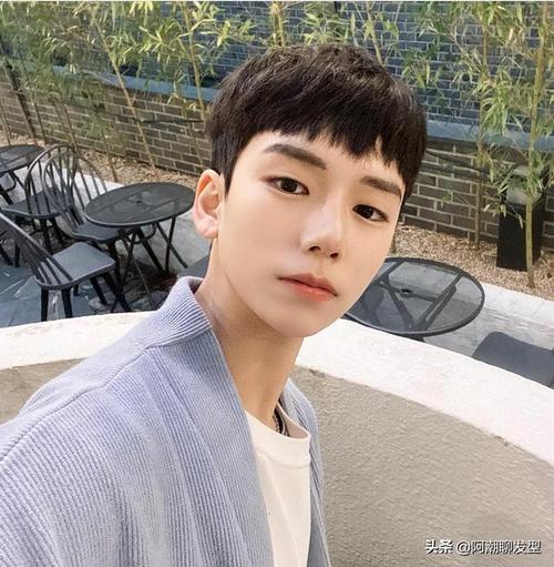男生夏季别急着剪寸头,不妨试试这几款发型,剪完阳光又帅气