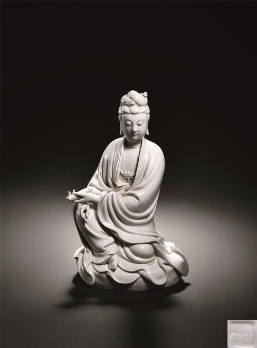 明 何朝宗制德化窑白釉持经观音坐像