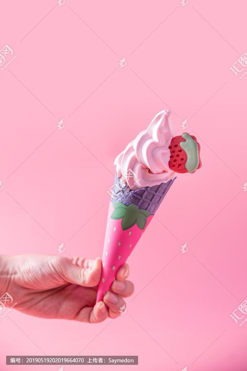 草莓甜筒冰淇淋