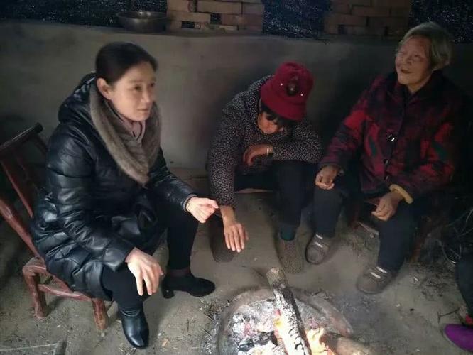 寺湾镇党委书记何丽关心疾苦深入扶贫一线全面了解寺湾扶贫形势