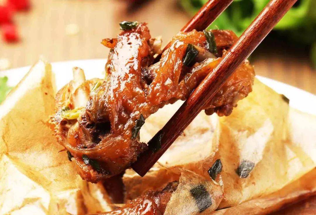 美食丨梧州纸包鸡,所谓"玉纸轻挑满堂香"