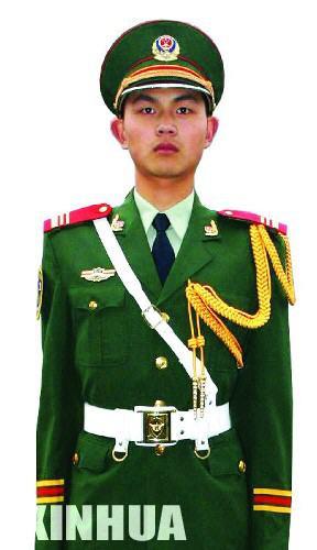 这是佩带新式绶带,武装带的武警士兵.