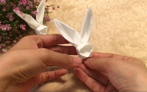 就能给孩子折一只萌萌哒的小兔子哟 1取一段卫生纸或者纸巾对折