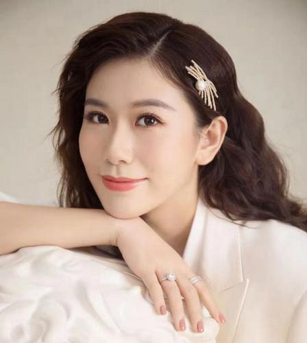 女歌手张婷婷,上海音乐学院声乐表演(民歌)硕士研究生,师从著名歌唱家