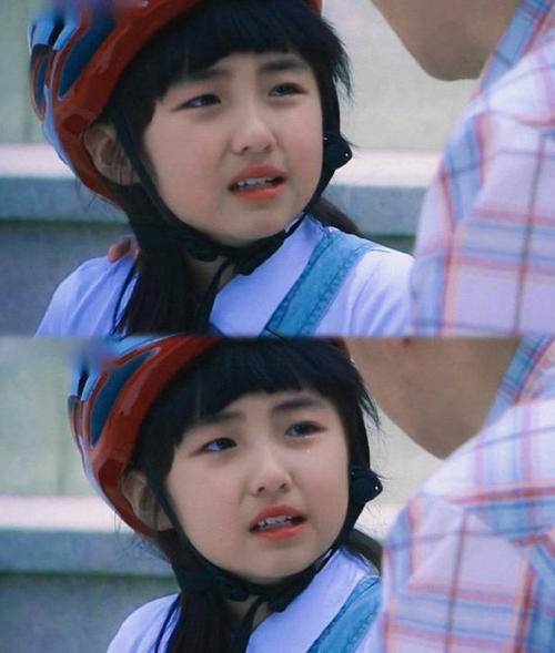 张子枫小时候也太萌了,果冻脸蛋甜美可爱,不愧是最小