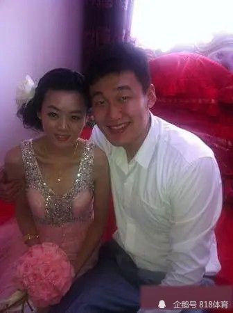 原创有钱真好!苏伟漂亮空姐妻子生下三胎儿子,结婚8年为他育2子1女