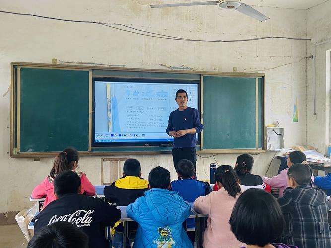 4月20日,张鹏程正在给二郎庙小学的学生们上课.